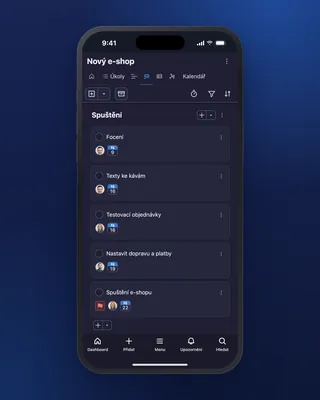 Kanban projektu v mobilní aplikaci Freelo: úkoly rozdělené podle fází práce. V tmavém režimu.